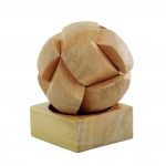 Puzzle-Ball bestehend aus 6 Holzpuzzleteilen